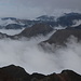 Pica d'Estats - Ausblick am Gipfel: Durch die östlich gelegenen Täler wabert der Nebel.