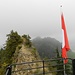 Gipfelausblick mit Fahne zum Schwendelberg