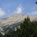 Das ist er nun, der höchste Berg Griechenlands: Der Όλυμπος (Ólympos).<br /><br />Links ist der Σκάλα (Skála; 2866m), in der Mitte sind der Μύτικας (Mýtikas; 2918,8m) und Στεφάνι (Stefáni; 2909m). Die Felsenflanke unterhalb der Gipfel heisst Ζοναρια (Zonaria), über sie sind die Gipfel durch Couloirs zugänglich.