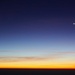 Ein erster Silberstreifen zeigt sich am Horizont. Zwei Planeten sind zu erkennen, die sehr helle Venus und der Merkur. <br /><br />Der Merkur ist unterhalb der Venus auf etwa 40% der Strecke Horizont-Venus gleich oberhalb des Flugzeugskondenzstreifens zu finden.