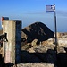 Auf dem höchsten Punkt Griechenlands und einem der höchsten Berge auf dem Balkan:<br /><br /> Όλυμπος-Μύτικας (Mytikas-Ólympos; 2918,8m).<br /><br />Auf dem Gipfel befindet sich eine Fahne, ein Gipfelbuch und ein grosser Vermessungspunkt.