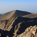 Gipfelaussicht vom Μύτικας (Mytikas; 2918,8m) nach Süden über den kleinen Σκάλα (Skála; 2866m) zum  Άγιος Αντώνιος (Ágios Antónios; 2817m).