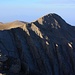 Gipfelaussicht vom Μύτικας (Mytikas; 2918,8m) nach Südwesten zum Σκολιό (Skolió; 2911m) mir seiner abweisenden Nordwand.