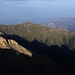 Gipfelaussicht vom Μύτικας (Mytikas; 2918,8m) nach Westen auf die Schattenwürfe der hohen Όλυμπος (Ólympos) Berge.<br /><br />Der Berg in der Bildmitte ist der Κίτρος (Kítros; 2416m).