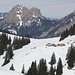 Aggenstein im Februar ohne Schnee, davor Nesselwängler Ödenalpe