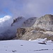 Auf der Spur zum Piz Lischana (kurz vor der Fuorcla da Rims). Der felsige Gipfel ist der Vorgipfel des Piz Lischana. Der Piz Lischana liegt weiter rechts und weiter hinten durch den Nebel verdeckt.