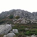 Blick zum Roc du Caroux, finaler Aufstieg in direkter Linie über Fels und durch Gestrüpp