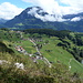 das Hinterdorf von Seelisberg, flankiert mit dem Fronalpstock