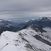 Blick nach Norden auf den Kamm des Stelli, darunter breitet sich das Rheintal aus, flankiert von Alvierkette, Alpstein und den Liechtensteiner Gipfeln