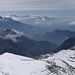 Blick über die Alp Salaz: Bergketten über dem Dunst