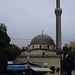 Битола (Bitola; 576m) mit der Јени Џамија (Jeni Džamija), einer von den beiden Moscheen im Stadztentrum. Die Jenimoschee wurde von den Osmanen im Jahre 1559 erbaut.<br /><br />Anmerkung: Die Aufnahnezeit ist noch in OESZ, für die lokale MESZ also eine Stunde früher.