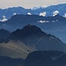 1000er, 2000er, 3000er und 4000er:<br /><br />Gezoomte Sicht vom Dent de Lys (2014,1m) über den Dent de Corjon (1967m). Der Berg dahinter ist der Gros Van (2188,6m). Der dunkle Felsberg mit Schneebänder rechts oben ist der Grand Muveran (3051,1m). Am Horizont schlisslich ist der Grand Combin de Grafeneire (4314m) zu sehen.