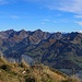 Gipfelaussicht von der Dent de Lys (2014,1m) zu den freiburger Alpen. Von links nach rechts: Von links nach rechts stehen Dent de Brenleire (2353m), Dent de Folliéran (2340m), Vanil Noir (2388,9m), Vanil de l'Ecri (2376m),  Pointe de Paray (2375m), Gros Perré (2208m) und Pra de Cry (2198m)..