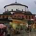 Mitten in der Flaniermeile von Охрид (Ohrid; 700m) steht die Али-Паша Џамија (Ali-Paša Džamija). Die Moschee stammt aus dem Jahre 1573 während der Besetzung Mazedoniens durch die Osmanan.