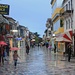 Bei ausgesprochenem Schlechtwetter in der Einkaufsstrasse von Охрид (Ohrid; 700m).