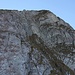 Übersicht: Über den Steilgrashang geht es weiter bis an den grauen Felsen (rechts neben dem hellen Gestein die extrem schwierige Rinne)