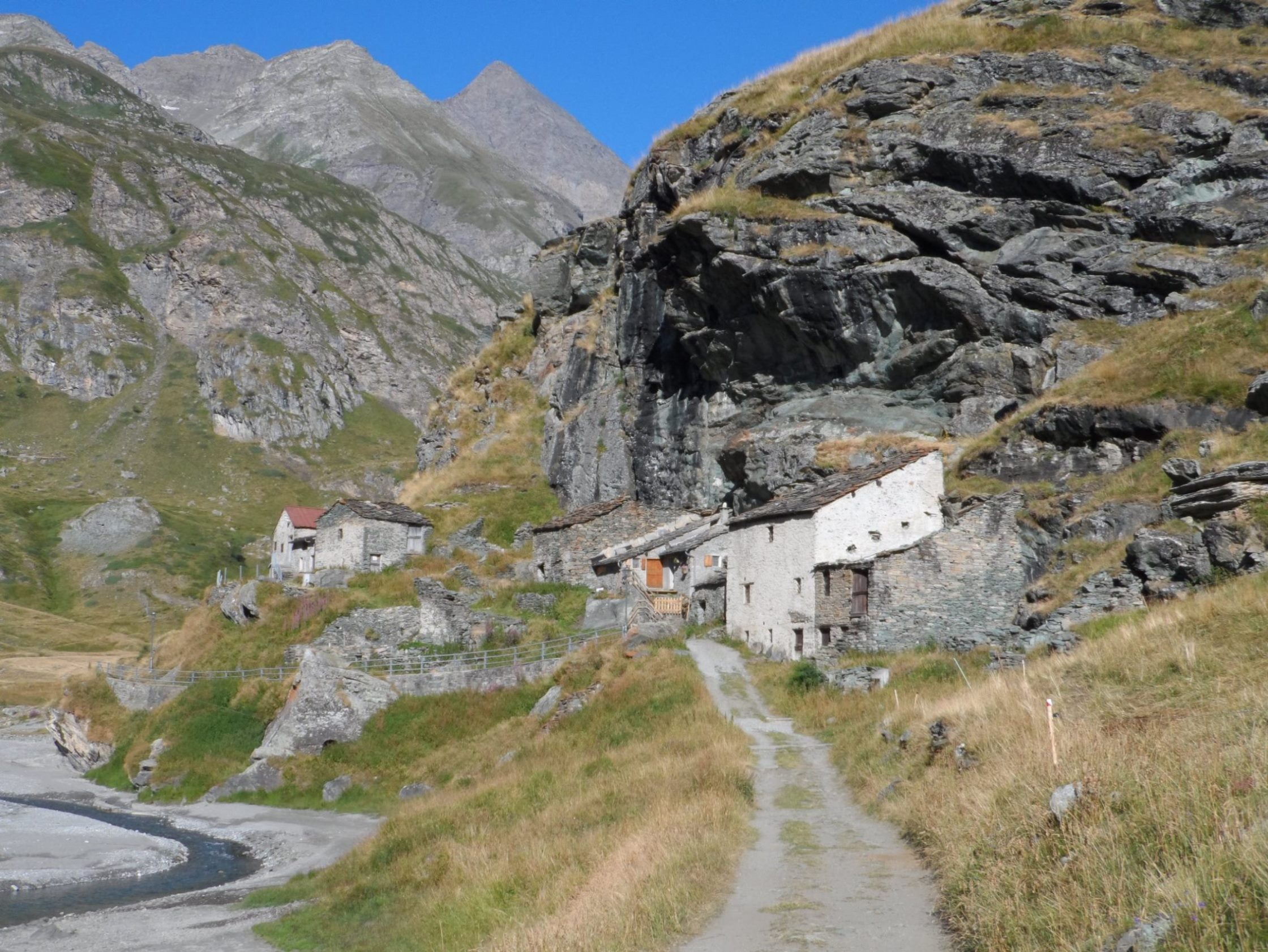 Hier stehen alte Häuser dicht an den Fels gedrängt. -... [hikr.org]