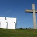 Das von weither sichtbare Betonkreuz und die 1964 errichtete Kapelle auf dem Schlösslberg.