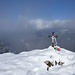 Gipfelkreuz - etwas multikulti. Rißtal in Wolken