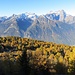 Schöner Herbstwald, im Hintergrund die Dents du Midi