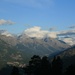Vallée de Guisane, dahinter das Écrinsmassiv in Wolken