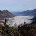 Nebelschwaden hängen über dem Tal Haute Gruyère.