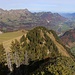 Dent de Corjon Nordgrat: Rückblick über den unteren Gratteil mit P.1791m. Links ist die Alp Corjon (1597m), im Hintergrund das Tal Haute Gruyère und die Gipfel Dent de Lys (2014,1m) und Le Moléson (2002,3m).