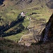 Tiefblick vom Grat über die Ostwand auf die Alp Crau Dessus (1421m).