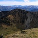 Dent de Corjon (1967m): Gipfelaussicht auf die südwestlichen Nachbargipfel Panachaux (1925m) und den namenlosen P.1887,7m.