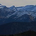 Dent de Corjon (1967m): Gipfelaussicht im Zoom über die Kuppe P.1887,7m zu den höchsten Bergen des Kantons Waadt. Rechts ist der Sommet des Diablerets (3209,7m), links die Pyramide vom Oldehore / Becca d'Audon (3122,5m).