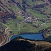 Dent de Corjon (1967m): Gipfeltiefblick aud den Stausee Lac du Vernex (859m) und das Dorf Rossinière (920m).