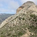 M. San Bartolomeo von S: Die Route folgt oben den Büschen, sprich zuerst der Rinne steil nach rechts oben, dann scharf nach links. Dort beginnt die exponierte Querung auf eine (hier nur schecht sichtbare) Terrasse oberhalb des Überhangs