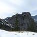 der Goppaschrofen sieht völlig unnahbar aus - kaum zu glauben, dass man von hier in ca. 1h ohne nennenswerte Kletterei hinaufkommt (exponierte Stellen hats allerdings)