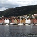 La pittoresca cittadina di Bergen invasa giornalmente dai turisti che sbarcano dalle navi da crociera.