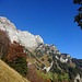 Blick aus den Wiesen von Gurtimon zur alp Laubegg und die leuchtenden Wände des Leistchamms