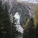 scendendo verso il Lago di Cama : vista sulla frana e l'Alpe di Lago