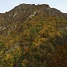La dorsale dell'Alpe Taccarello vista da Rigulun. Taccarello si trova sullo sperone boscoso al centro della foto, sopra la parete con la caratteristica nicchia triangolare.