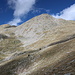 Im Abstieg zwischen und Portella de Meranges und Refugi Engorgs - Blick hinauf zum Grenzkamm. Mittig ist der 2.819 m hohe Ostgipfel der Pics d'Engorgs zu sehen.