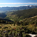 Im Aufstieg vom Estanyol de Tartarès zum Puigpedrós - Blick hinunter ins Tal. Den Hintergrund bilden u. a. die Serra del Cadí und Serra de Moixeró.