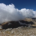 Puigpedrós - Ausblick aus dem Gipfelbereich in etwa südwestliche Richtung, wo sich der Bony del Manyer hinter Wolken versteckt.
