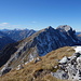 Weiterer Gratverlauf der Nördlichen Karwendelkette mit der Östlichen Karwendelspitze rechts hinten.
