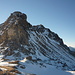 Ankunft auf dem Pso. di Stou: statt mit überhängender Dolomitkletterei kann der Pta. di Stou N-Gipfel über die gut sichtbaren Pfadspuren in der W-Flanke und ein Couloir erreicht werden