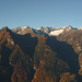 Aussicht von Mürisc zu den auch schon verschneiten Gipfeln des Val Verzasca über den herbstlich verfärbten Wäldern des Val Marcri und Val Nèdro: vorne von links P. Pian Forno, Motti di Marcri, C. di Partüs und Fòpp, hinten von links C. d'Efra, Basal, C. di Nèdro, P. Cramosino und M. Gröss