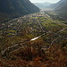 Tiefblick auf Biasca: rechts Autobahn und Neat, nach links Kantonsstrasse und alte Bahnlinie zum Bahnhof