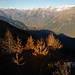 Aussicht vom Croce di Sasso in das frühabendliche, bereits von langen Schatten verdunkelte Valle di Blenio: links über dem Sosto P. Vial und P. Greina, in der Mitte P. Terri, rechts P. Cassimoi und Grauhorn