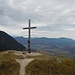 Das imposante Gipfelkreuz - schöner Blick übers flache Land hinaus in Richtung Ettaler Mandl