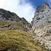 Vom Ober Firnband zum Guppenfirnplateau: Durch die Schlucht klettere ich das erste Drittel jeweils in den Felsen links der Schlucht.