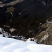 Tiefblick auf den Ausstieg aus der Westwand und die Mautstrasse