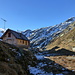 Verlassen steht die bereits geschlossen Gaulihütte da. Links über dem Grienbbärgligletscher die Gipfel zwischen Hubel- und Trifthoren, rechts die Chammliegg und der untere Chammligrat