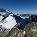 Gipfelpanorama II: über dem NW-Grat in der Mitte Ränfen-, rechts Dossenhorn, darüber Rosen- und Wellhorn